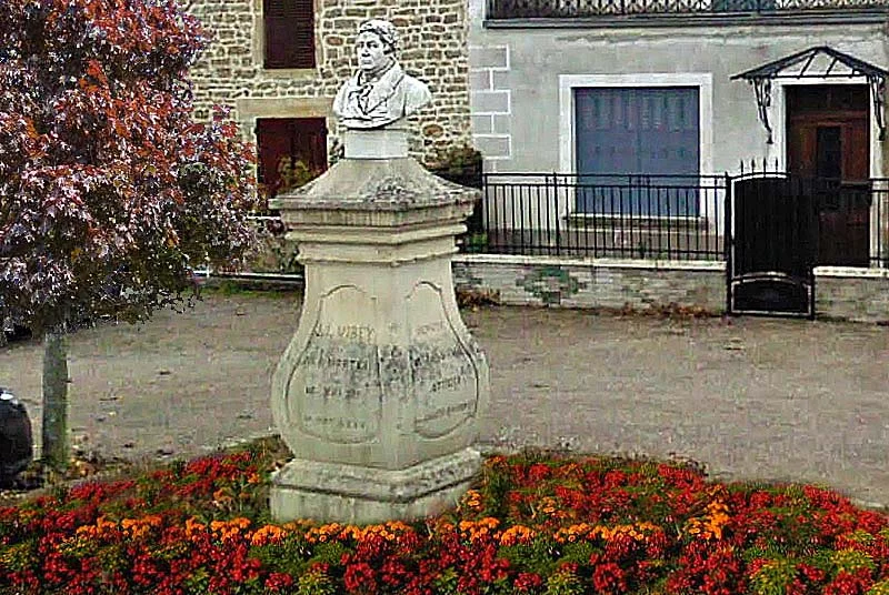 Buste de Julien-Joseph Virey à Hortes